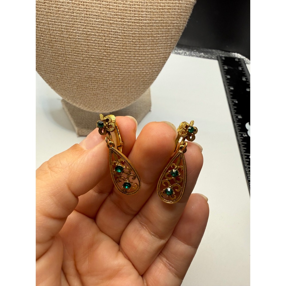 Vintage‎ Gold Tone Filigree Teardrop Clip On Earrings Emerald Green Rhinestone